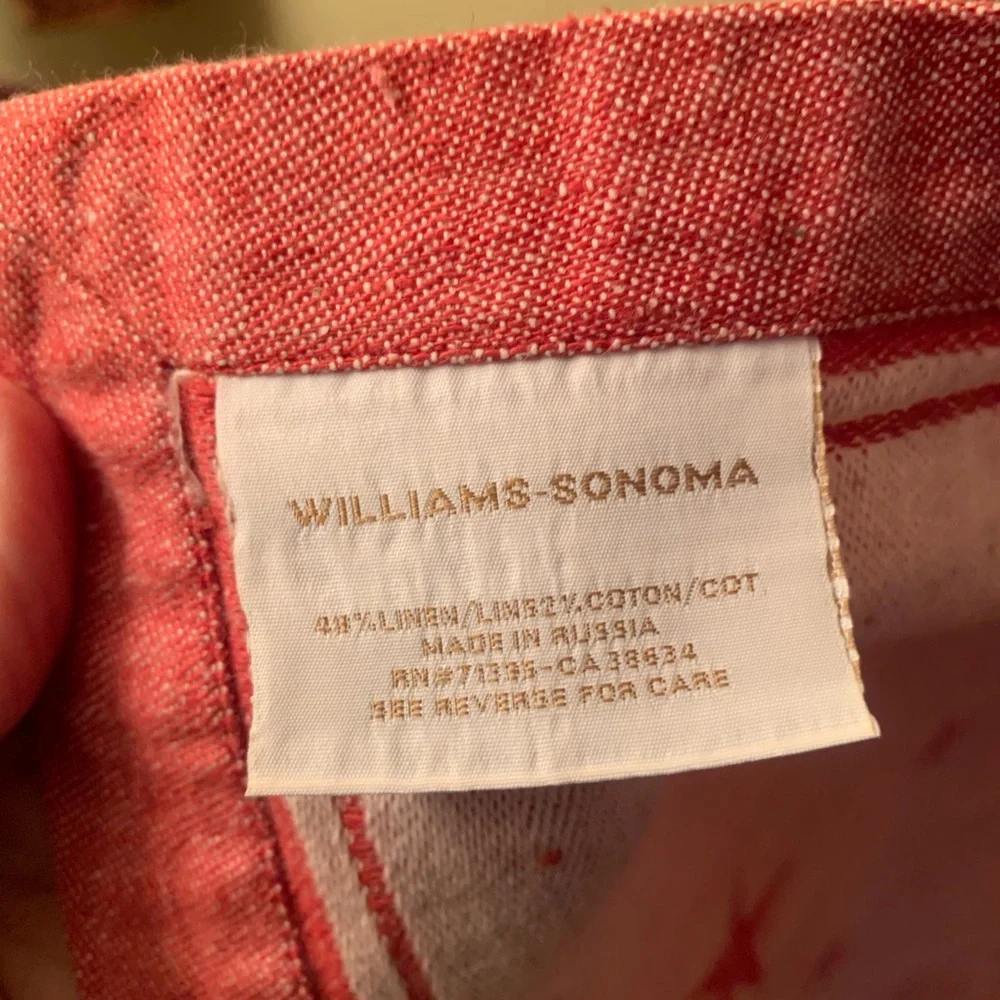 5 WILLIAMS SONOMA, RED and WHITE St. Nick Napkins, textured 48 Linen 52 Cotton.